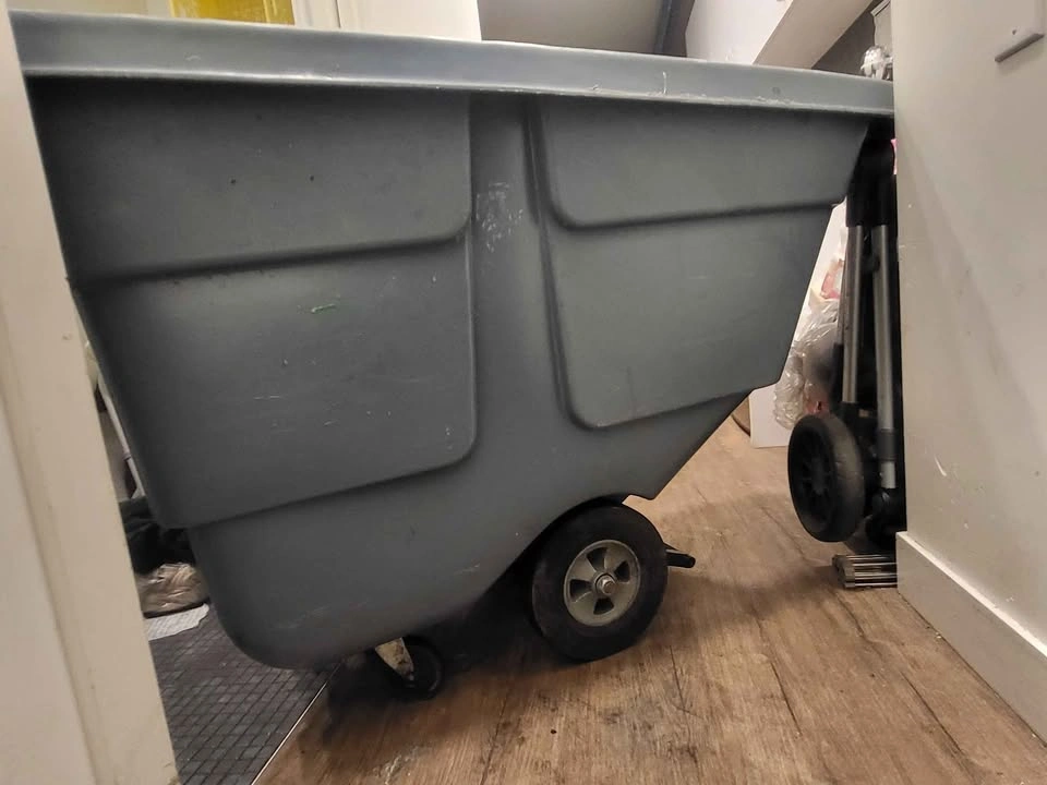 Uline Heavy Duty Tilt Truck - 1/2 Cubic Yard, Gray H-6714GR - photo 3