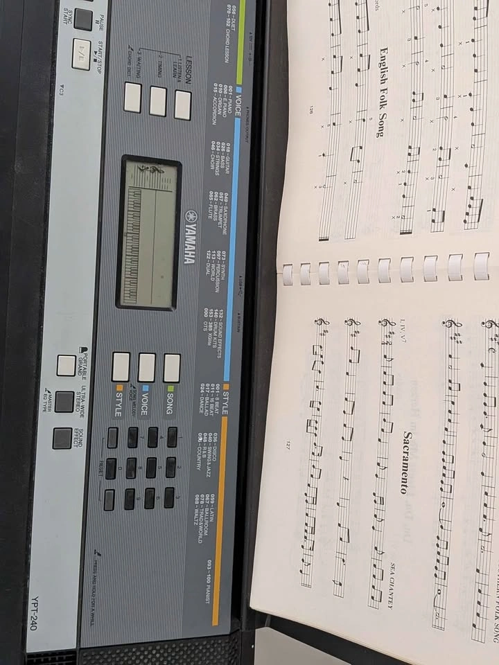Yamaha YPT-240 61-Key Keyboard - photo 2