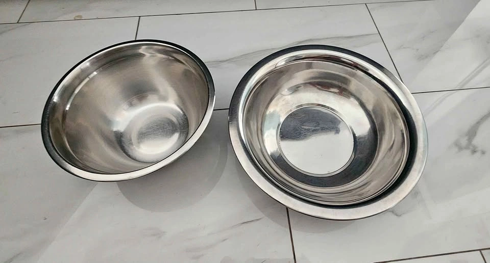 2 Stainless Steel Mixing Bowls