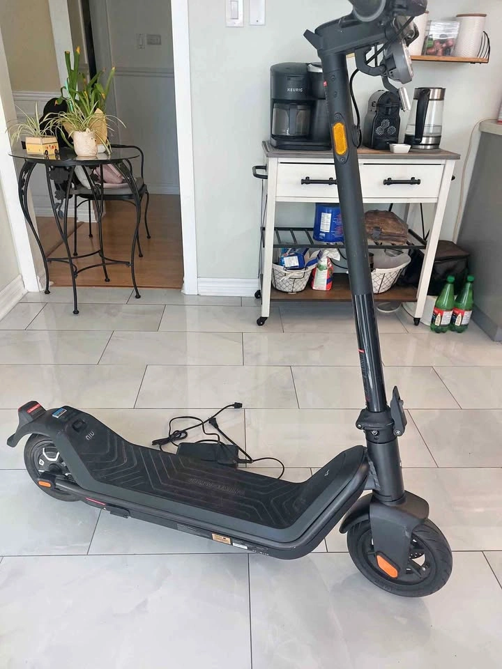 NIU KQi3 Sport Electric Scooter - Like New