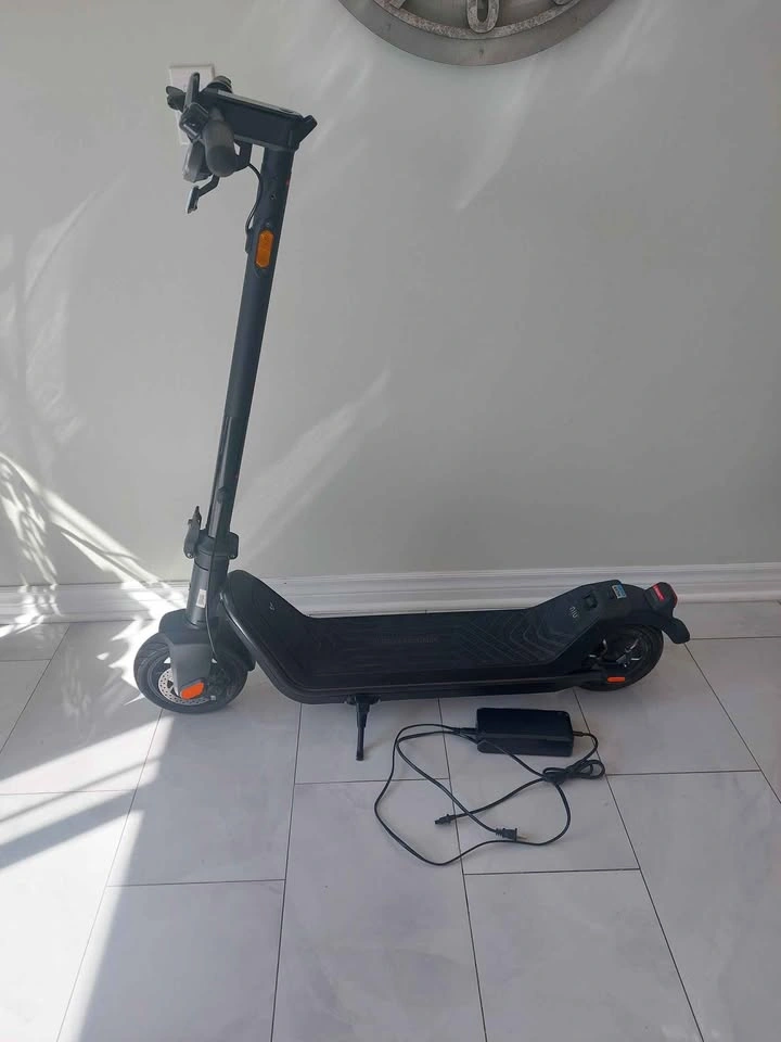 NIU KQi3 Sport Electric Scooter - Like New - photo 2