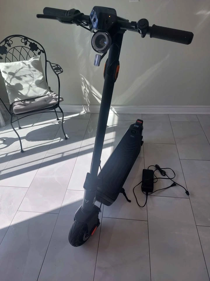 NIU KQi3 Sport Electric Scooter - Like New - photo 3