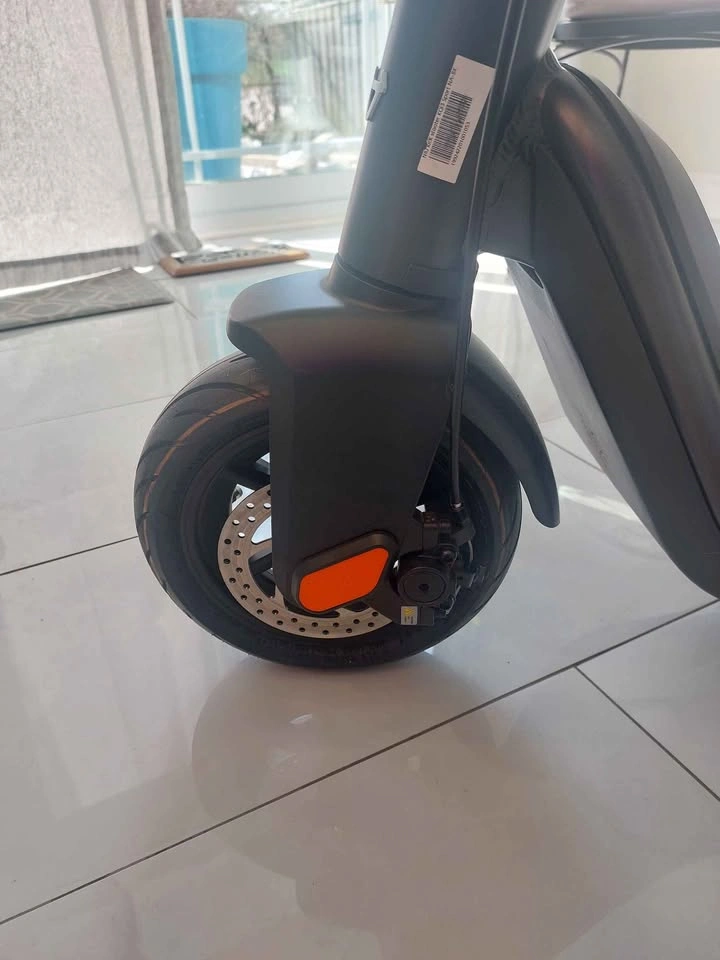 NIU KQi3 Sport Electric Scooter - Like New - photo 4