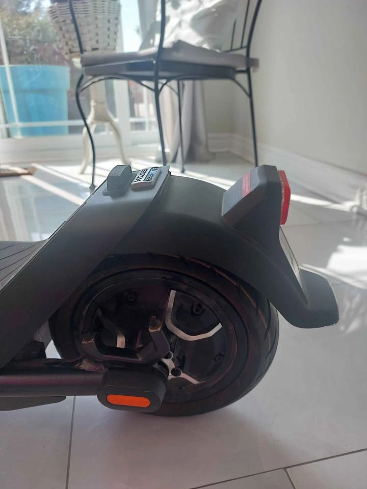 NIU KQi3 Sport Electric Scooter - Like New - photo 5