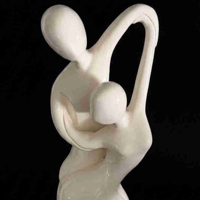 Sleek White Abstract Statue – Minimalist Home Decor