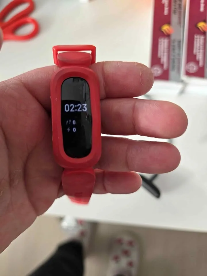 Fitbit Versa Ace 3 fitness tracker w charger
