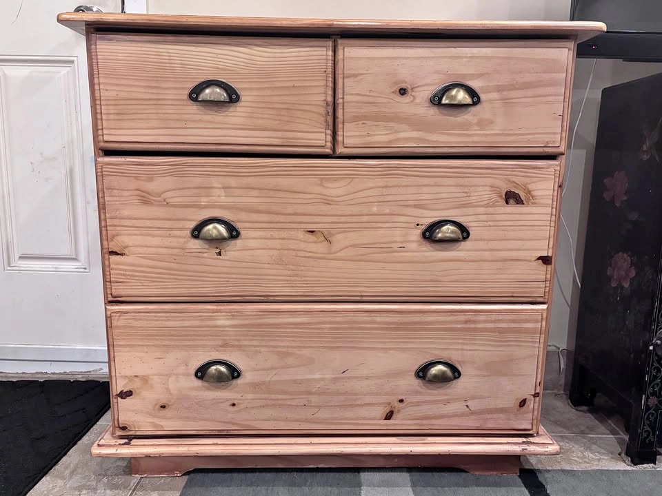 GOOD CONDITION - 4-drawer dresser