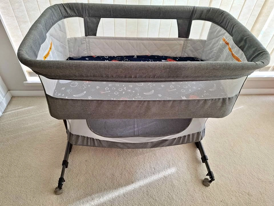 Baby bassinet, bedside crib + bed sheets