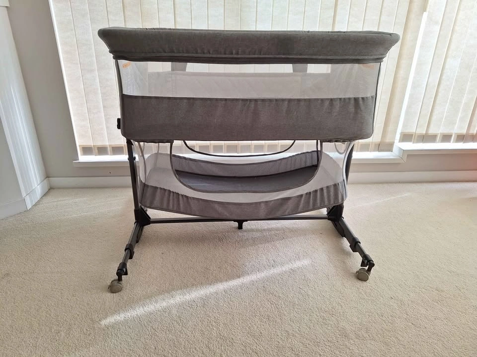 Baby bassinet, bedside crib + bed sheets - photo 2