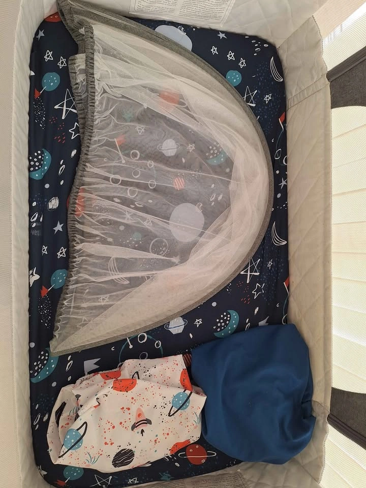 Baby bassinet, bedside crib + bed sheets - photo 4