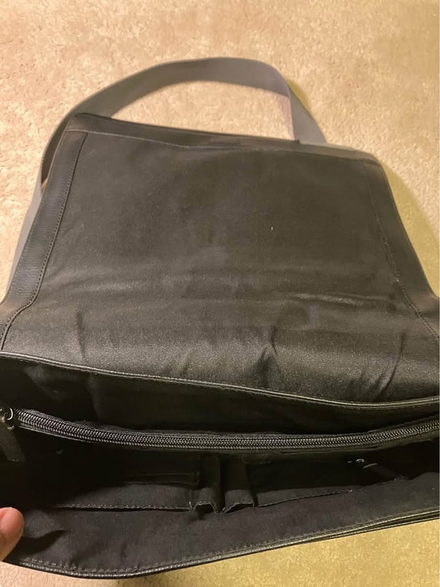 Calvin Klein Leather Messenger Bag - Day/Laptop Bag - photo 3