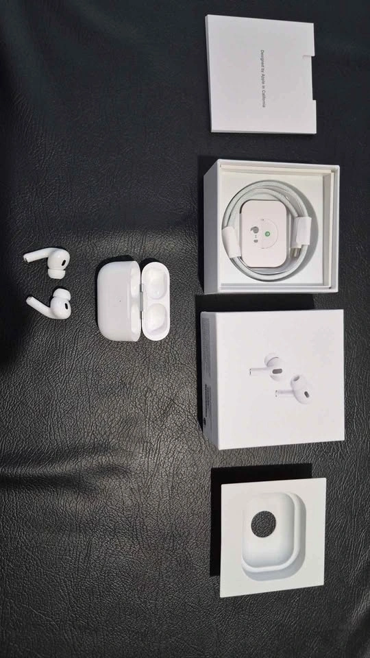 Apple AirPods Pro 2nd Gen - Excellent Condition - photo 2