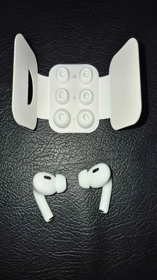 Apple AirPods Pro 2nd Gen - Excellent Condition - photo 3
