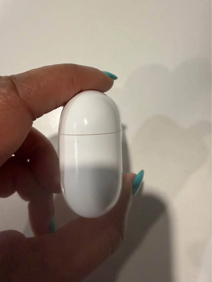 AirPods Pro (2nd Gen) Charging Case – Lightning + Silicone Case - photo 2