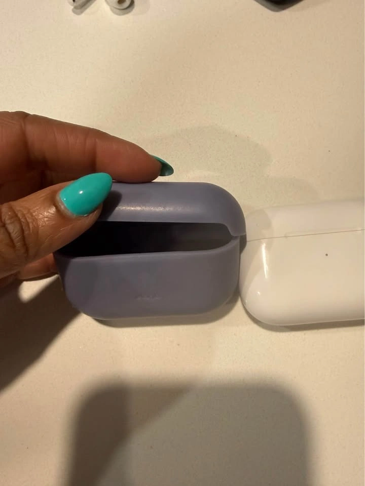 AirPods Pro (2nd Gen) Charging Case – Lightning + Silicone Case - photo 4