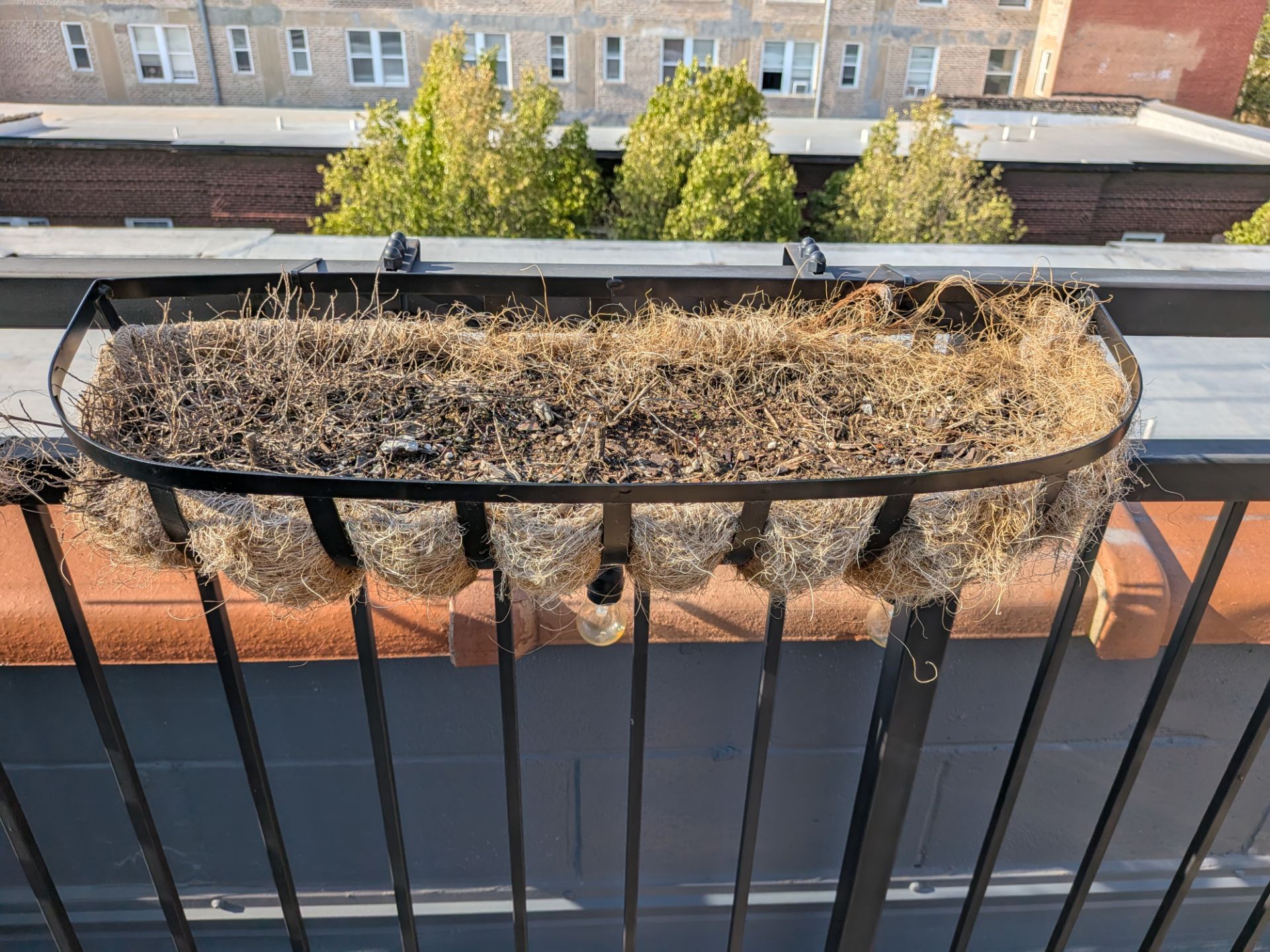 8 Railing Planters for Balcony or Window - photo 3