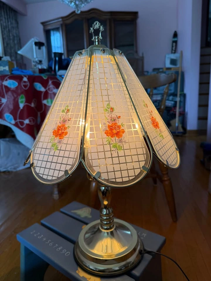 Vintage 1980’s Brass Floral Glass Table Lamp - photo 2