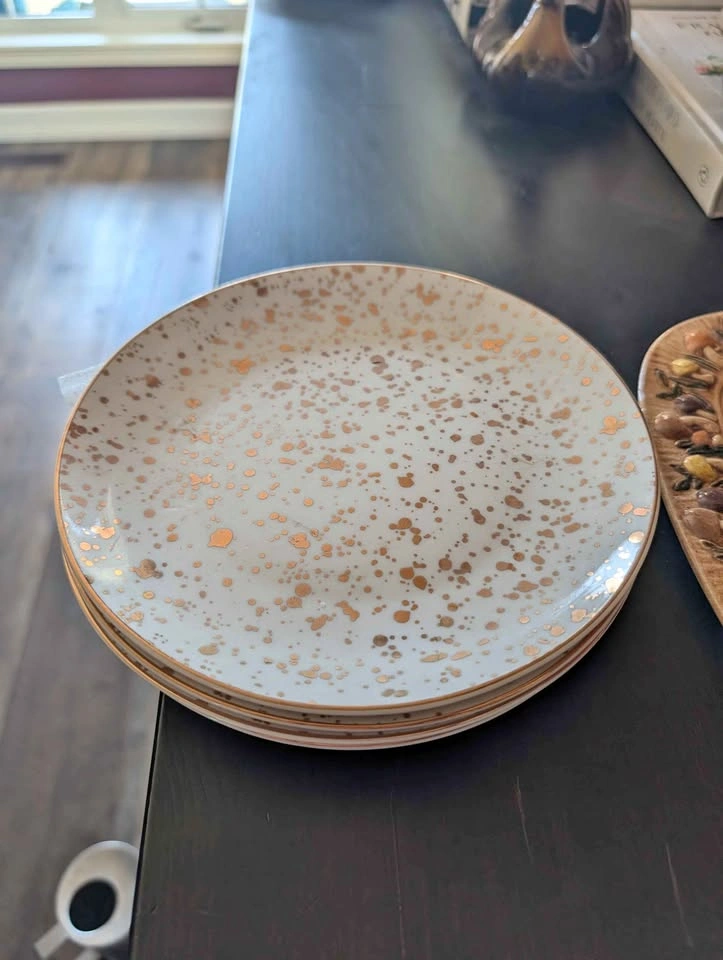 Set of white gold speckle plates