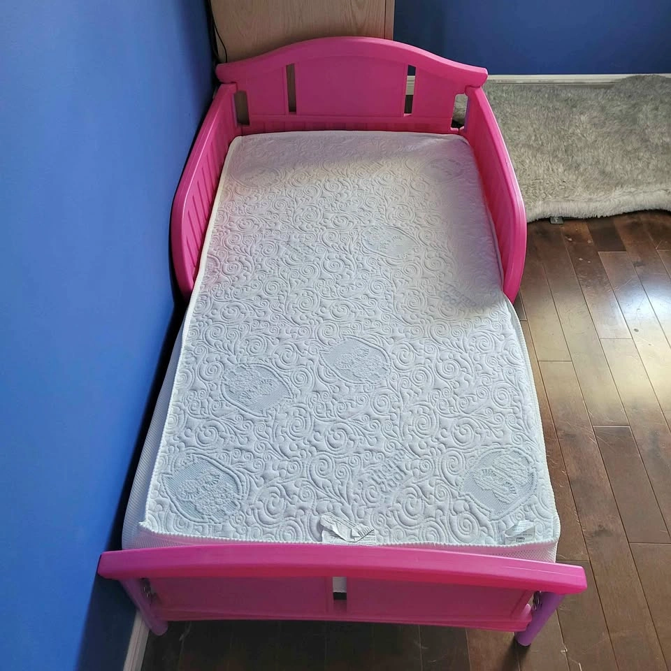 EUC Toddler bed with mattress