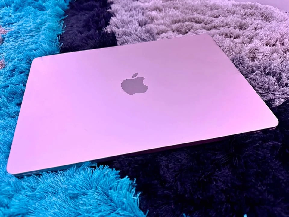 MacBook Air 13” M4 (2025) – Like New