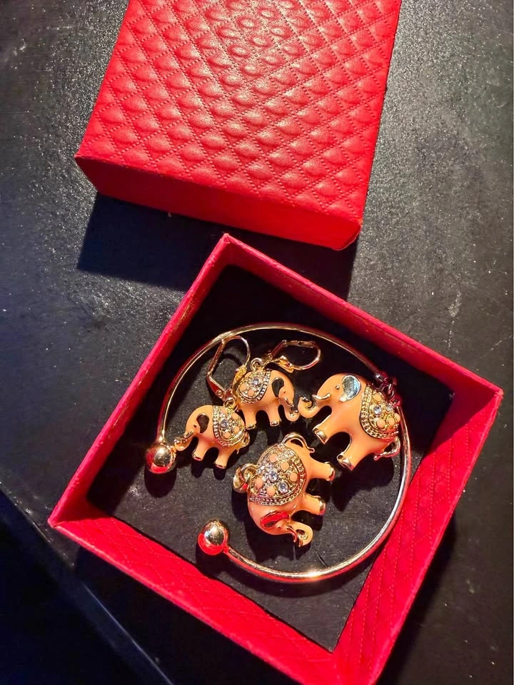 Brand New 3-Piece Gold-Plated Elephant Jewelry Set 🐘✨