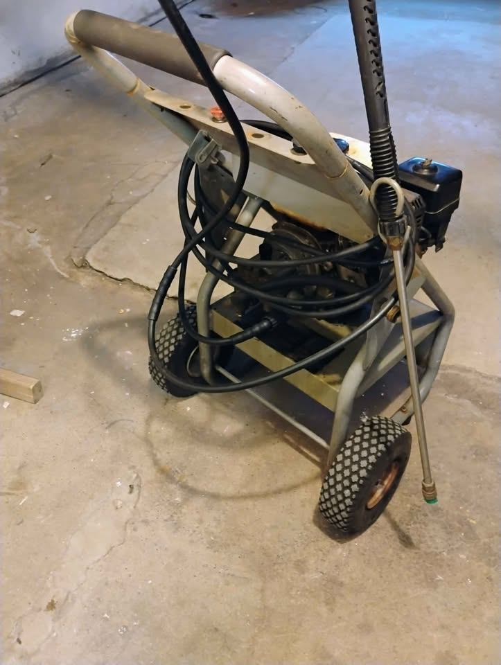 2 power washer machines as-is $80 each needs tune up... - photo 2