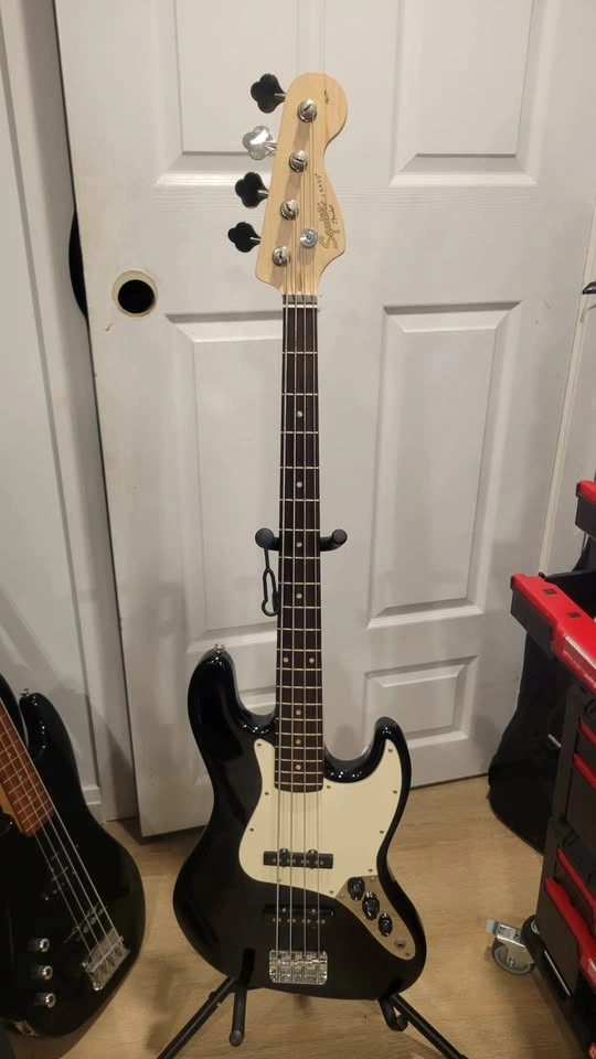 $320 Squier Jazz Electric Bass - Black - Gold Logo/Affinity Seri - photo 2