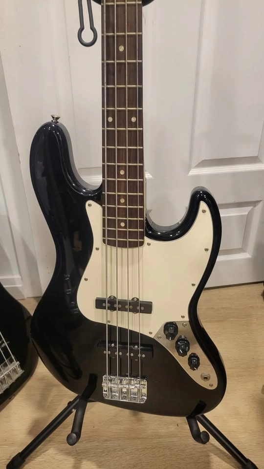 $320 Squier Jazz Electric Bass - Black - Gold Logo/Affinity Seri - photo 3