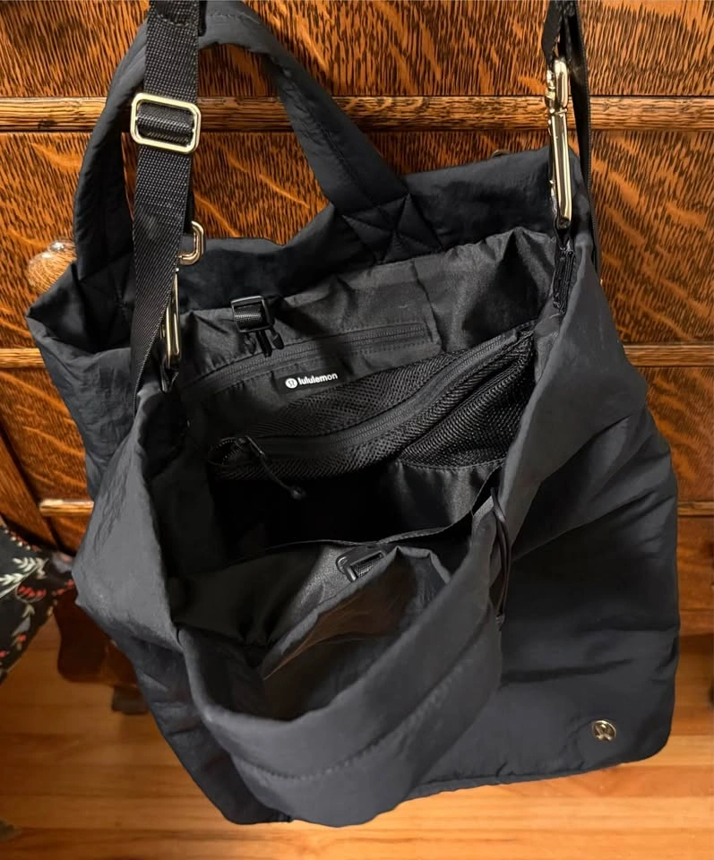 Lululemon On My Level Tote Bag 19L - Black/Gold - photo 2