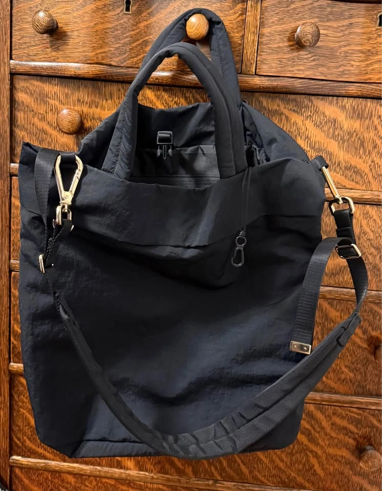 Lululemon On My Level Tote Bag 19L - Black/Gold - photo 3
