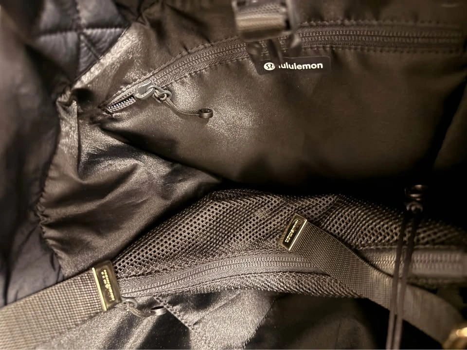Lululemon On My Level Tote Bag 19L - Black/Gold - photo 4
