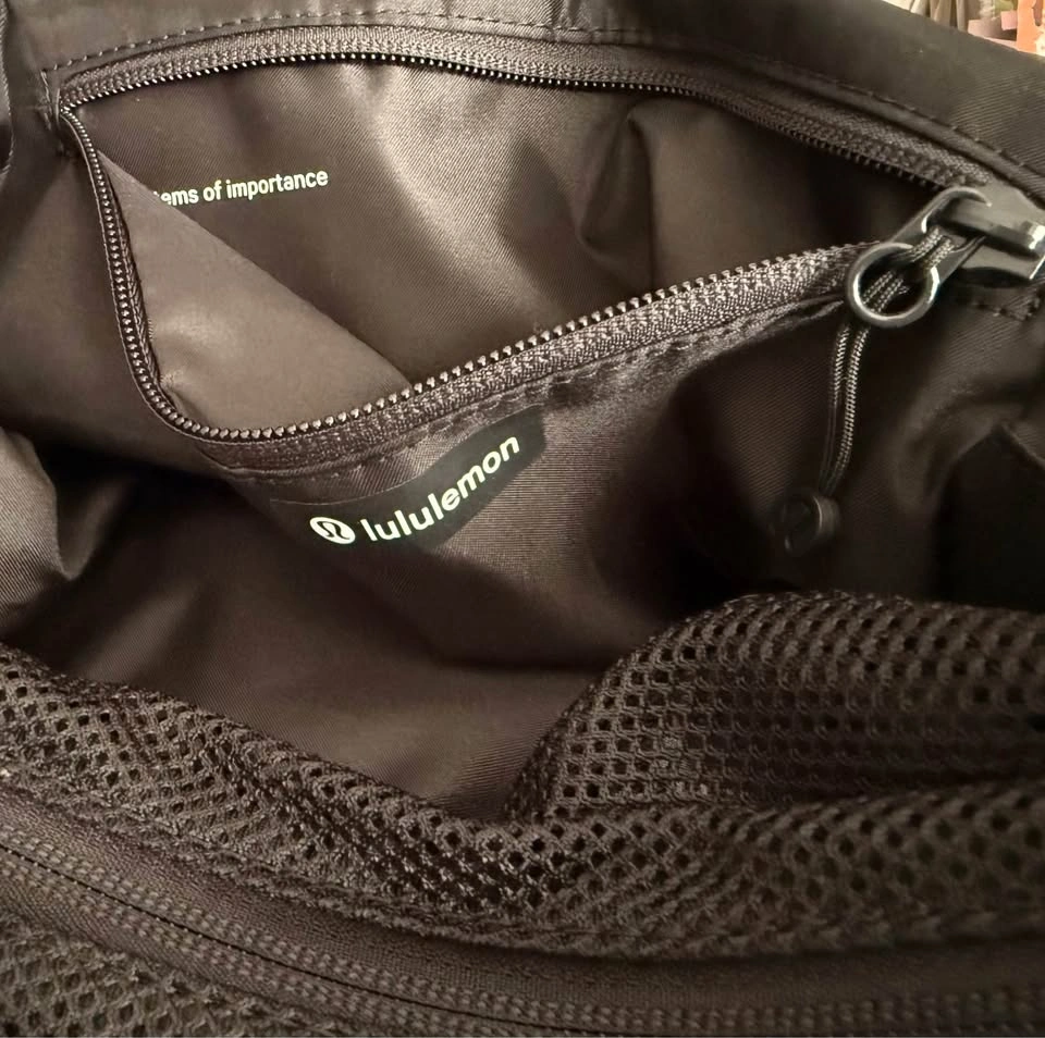 Lululemon On My Level Tote Bag 19L - Black/Gold - photo 5