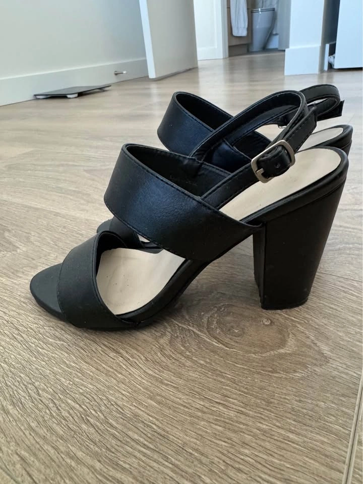 Le Château Black Block Heel Sandals Size 6 - photo 2