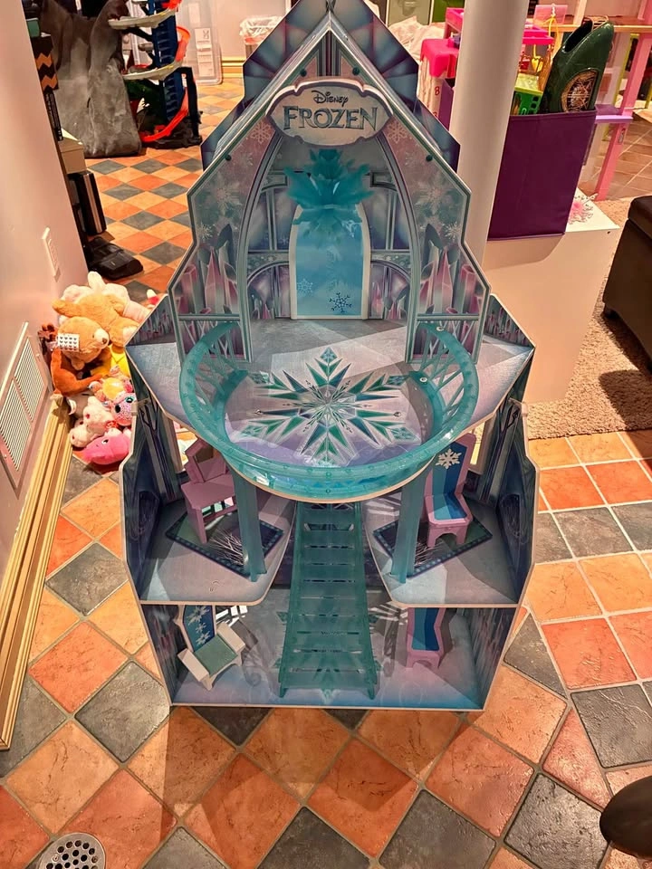 Frozen Dollhouse / Castle