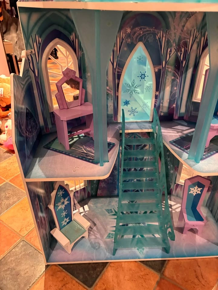 Frozen Dollhouse / Castle - photo 3