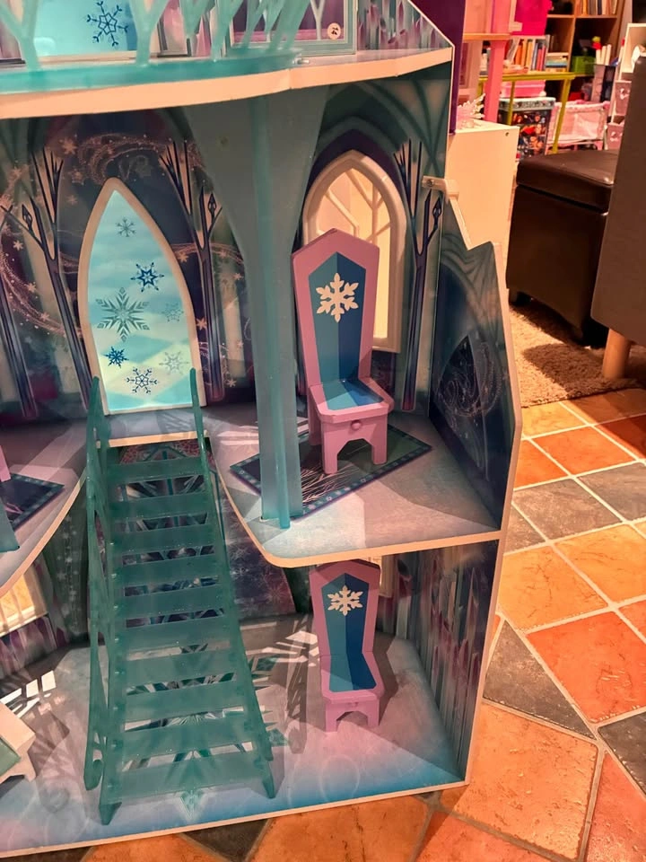 Frozen Dollhouse / Castle - photo 4