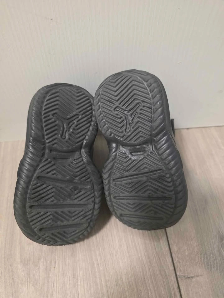 Baby Jordan sneakers (Size 4C) - photo 3