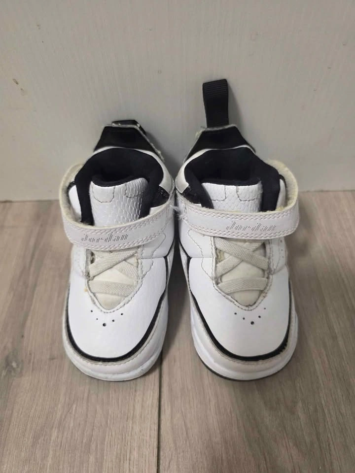 Baby Jordan shoes (Size 4C) - photo 2