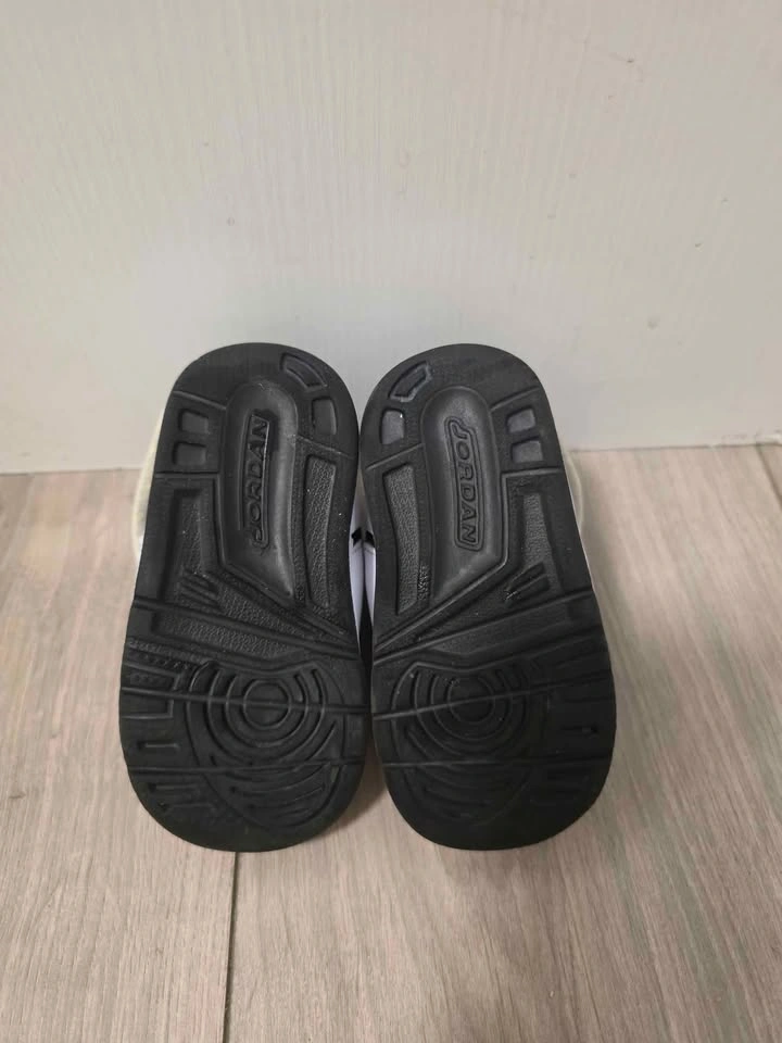 Baby Jordan shoes (Size 4C) - photo 3