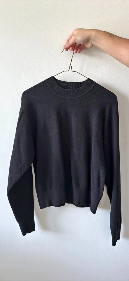Uniqlo Black Crewneck Sweater Size S