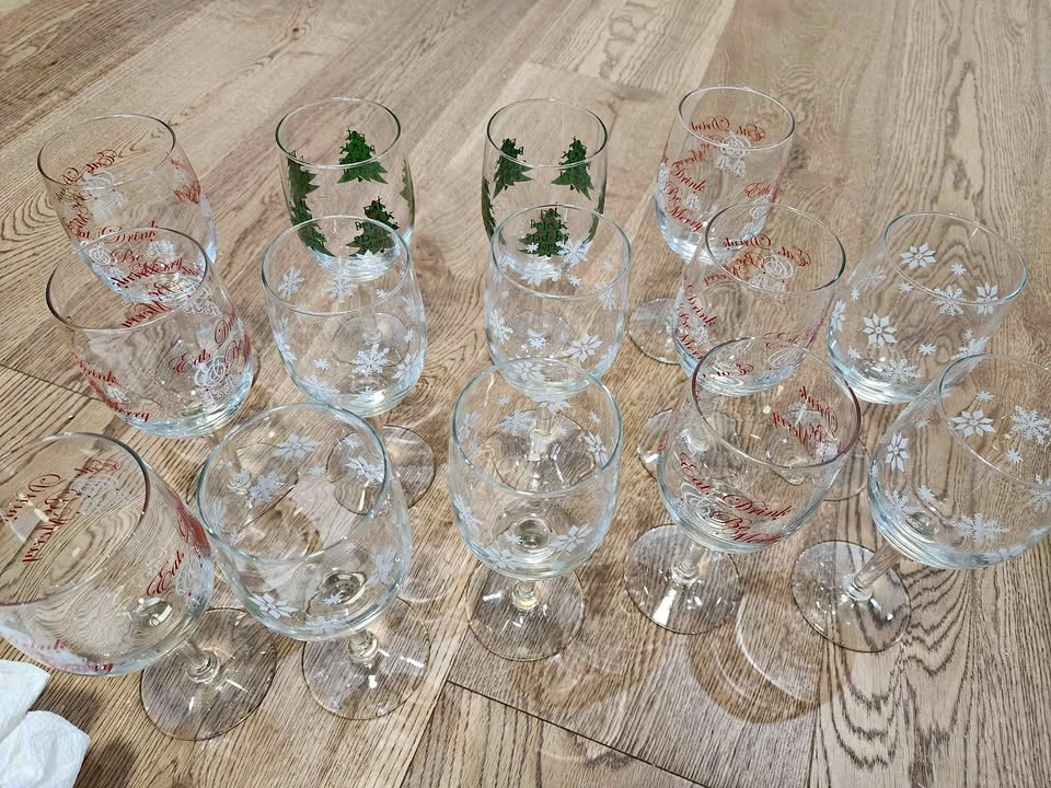 14 Christmas Wine Glasses - 8oz