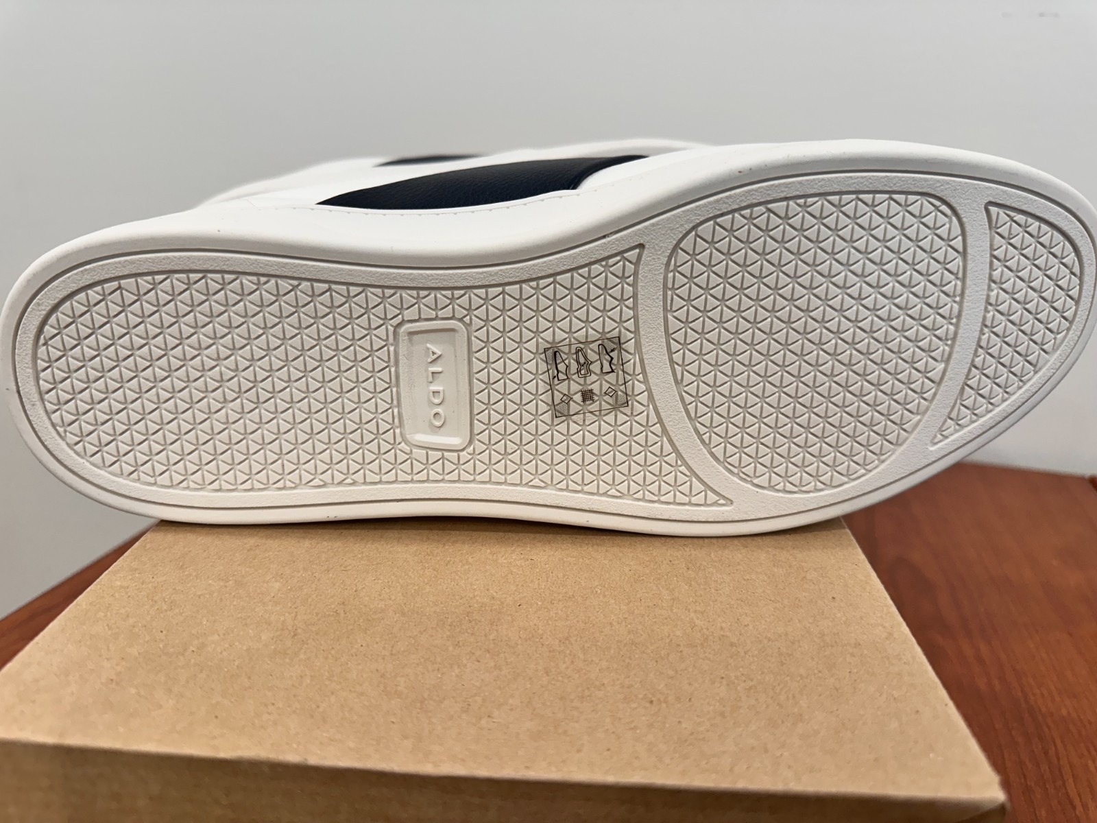 NEW ALDO Ozzy‑120 Men’s Sneakers Size 12 White Leather Navy Stri - photo 5