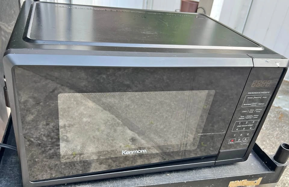 Kenmor Microwave Countertop Black Used Size: 20/15.5/H11