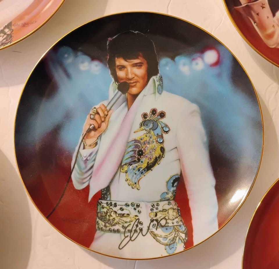 5 Elvis Presley collector plates - photo 3