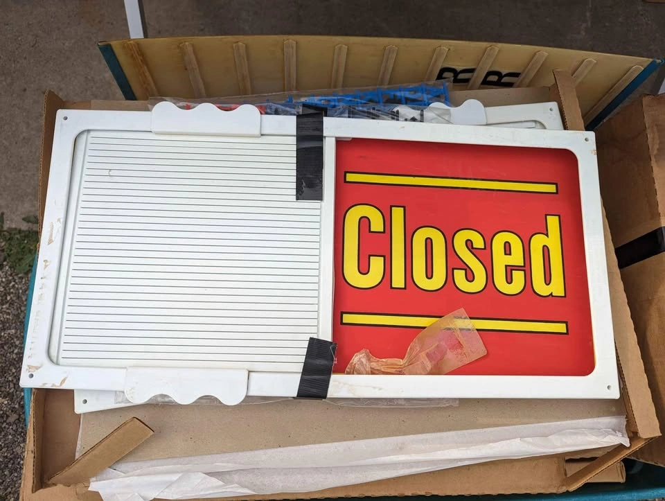 Business window signs - photo 2