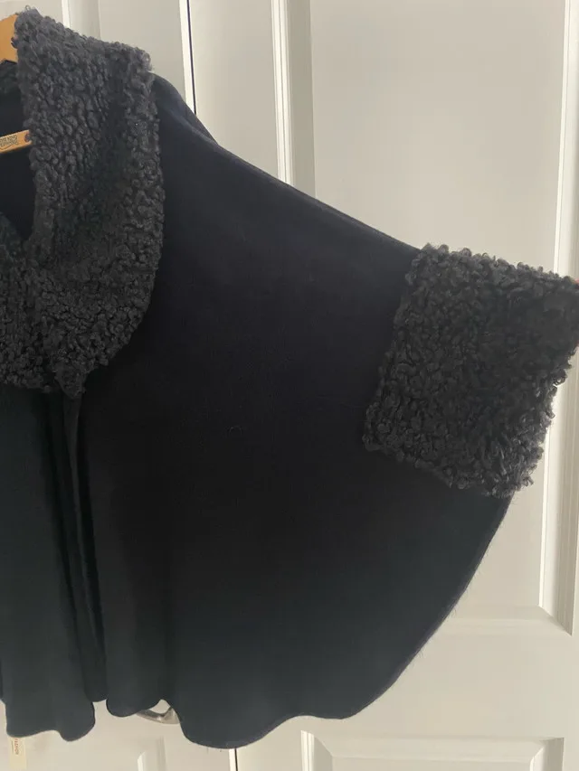 Black Knit Cape image indicator(2)