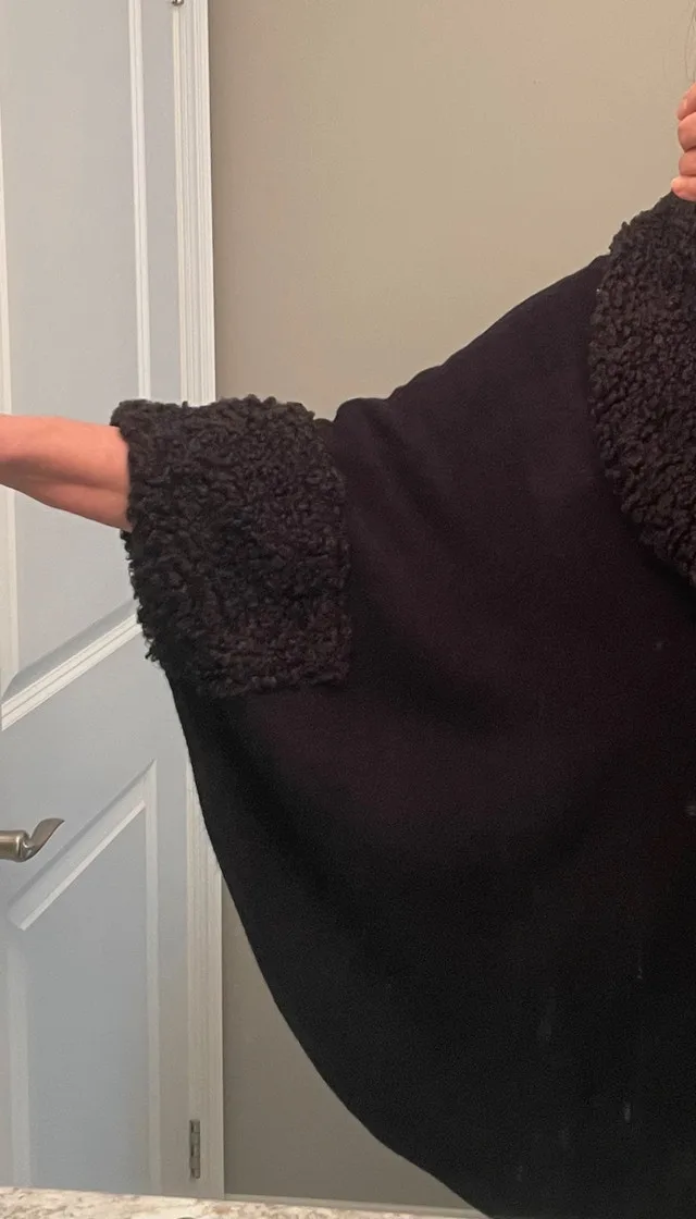 Black Knit Cape image indicator(3)