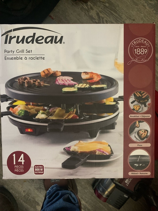Brand New Trudeau Party Grill Set