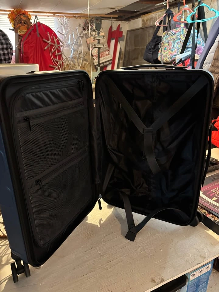 Hardshell Carryon Suitcase - photo 3