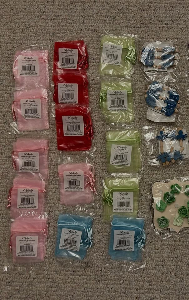 New Craft Items - Organza bags, clothespins, decorations - 30+ l - photo 2